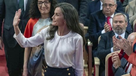 Letizia estrena pantalones marineros con botones dorados de la que parece ser su nueva marca favorita