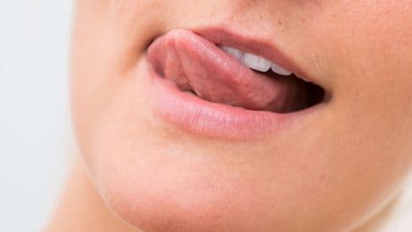 Gesundheitscheck per Zunge: Welche Beläge und Farben bedenklich sind