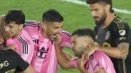 Er wollte wieder zubeißen! - Suarez schnappt plötzlich nach Star-Mitspieler