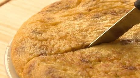 ¿Tortilla de patatas con o sin cebolla? esto eligen los españoles, según el CIS