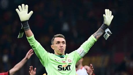 Muslera'nın Türk futbol tarihine geçmesine 2 kupa kaldı