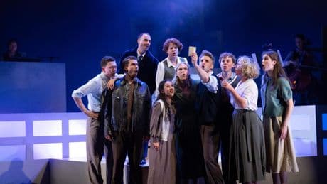 Recensie: Freek Bartels stijgt boven zichzelf uit in urgente oorlogsmusical Roze verzet