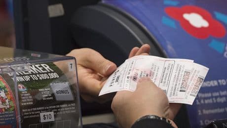 Beim Powerball 167,3 Mio. Dollar gewonnen - Lotterie-Millionär tritt  Polizisten ins Gesicht