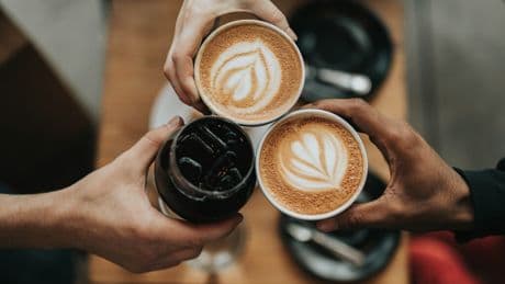 Cada vez hay más estudios que vinculan el café con vivir más. Y es muy fácil meter la pata al preparar ese café 'filosofal'