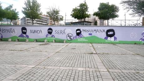 El mural feminista de León amanece con mensajes de odio hacia los musulmanes y las mujeres cubiertas con hiyab