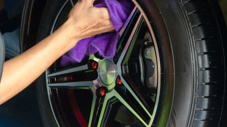 El producto de cocina que limpia las llantas en minutos, según un exvendedora de coches