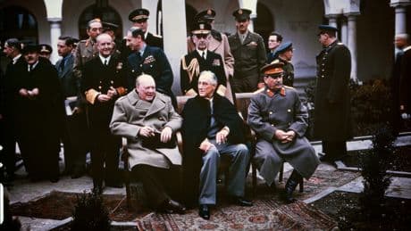Diplomates ivres, queue aux toilettes et punaises de lit: les coulisses de la conférence de Yalta