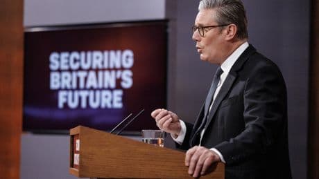 Keir Starmer advierte contra el riesgo de convertir Reino Unido en una "isla de extranjeros"