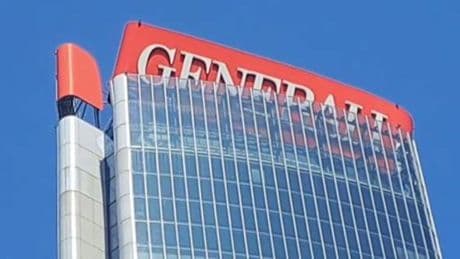 Milano, collassa un'insegna di Generali sul grattacielo a CityLife | Video