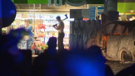 Einsatz im VIDEO - SEK überwältigt Axt-Mann an Tanke