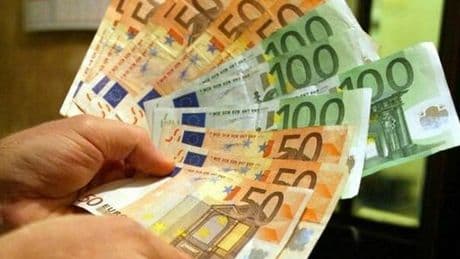 Cresce il reddito delle famiglie ma sui consumi resta la prudenza. Più propensione al risparmio