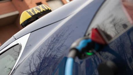 E-Mobilität: Strom statt Diesel? Warum E-Taxis auf Vorbehalte stoßen