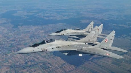 "Le niveau d'alerte le plus élevé": la Pologne fait décoller des avions après une attaque russe "intense" dans l'ouest de l'Ukraine