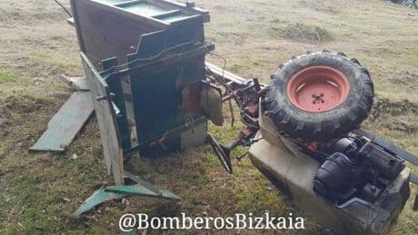 Rescatan en helicóptero a un baserritarra de 71 años tras sufrir un accidente con su tractor en Berriz