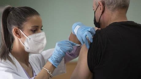 Los sanitarios duplican la tasa media de absentismo laboral en España