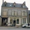 « On nous traitait de blousons noirs » : trois jeunes Bretons à la découverte de l’Ouest en mobylettes