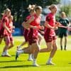 „Inspirierende Persönlichkeit“: Hazel Brugger besucht DFB-Spielerinnen im EM-Quartier