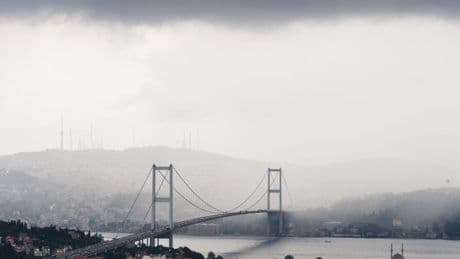 İstanbul için kritik saatler başladı! AKOM'dan fırtına ve kuvvetli sağanak uyarısı: Saatte 75 km hıza ulaşacak!