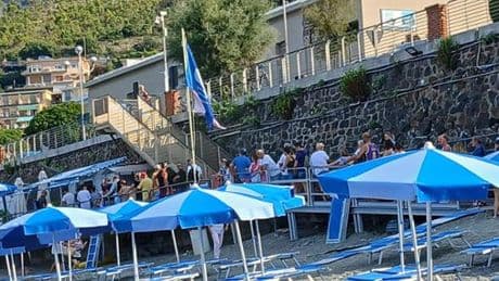 Levanto, tanti bagnanti ma pochi posti in spiaggia