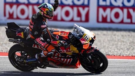 Brad Binder y Pedro Acosta tiñen de naranja el viernes de Cataluña