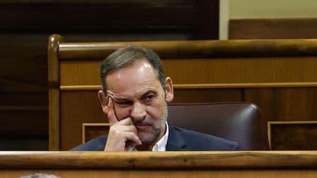 Ábalos acude a su escaño en el Congreso para decidir las votaciones ajustadas de los decretos del Gobierno