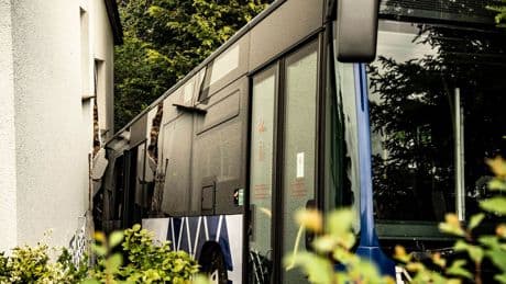 Kurioses: Führerloser Linienbus rammt Wohnhaus