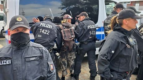Eine Festnahme - Polizei greift bei Punk-Demo auf Sylt durch