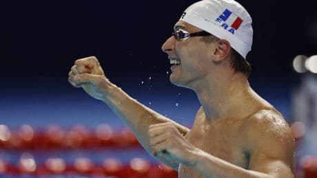 Mondiaux de natation : en vidéo, le finish de folie de Maxime Grousset, médaillé d’or sur le 50m papillon