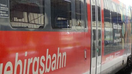 Mit Pistole - Jugendliche schießen auf Reisende in Regiobahn