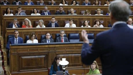 Feijóo llama "lobo que lidera la manada corrupta" a Sánchez y el presidente reconoce a Rufián que no ha "dado la talla"