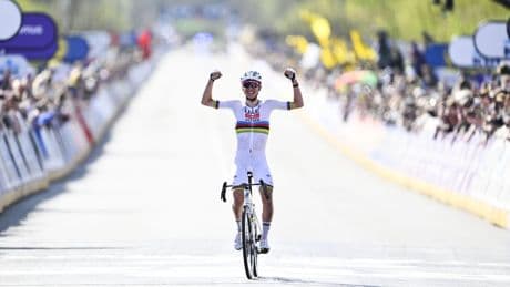 «Il est en train de taper à la porte de la grande histoire du vélo» : Tadej Pogacar rêve du Paris-Roubaix