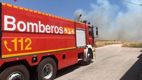 Bomberos y medios aéreos estabilizan los incendios aún activos de Ibi y Villena