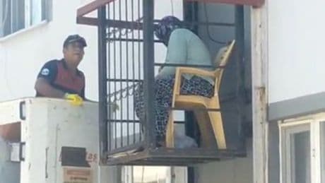 Bina dışındaki asansörde mahsur kaldı