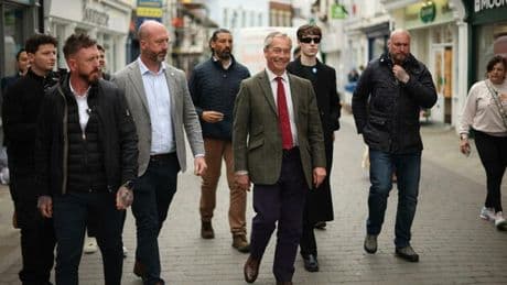 Farage trionfa alle amministrative, schiaffo al Labour. Starmer: «Deluso dalla sconfitta». Cosa cambia ora