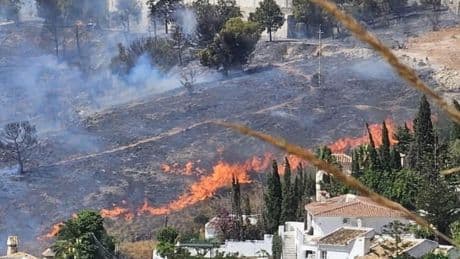 Estabilizan el incendio forestal en Benalmádena (Málaga): hay seis viviendas desalojadas