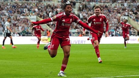 Herbeleef: 16-jarig talent schiet Liverpool in extremis naar spectaculaire zege op Newcastle United