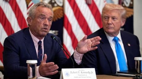 États-Unis : des ex-directeurs de l’agence sanitaire dénoncent un risque de « destruction » de la santé publique, Bernie Sanders demande la démission du ministre de la Santé
