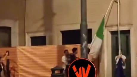 Turisti-vandali strappano la bandiera italiana dalla sede storica del Pci: le immagini finiscono in rete
