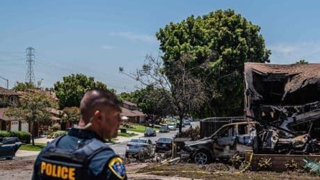 Beide Insassen tot – Kleinflugzeug stürzt in Wohnviertel in San Diego