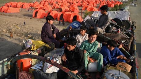 More than 100,000 Afghans left Pakistan in April, amid eviction campaign