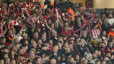 El United impide entrar y expulsa a un centenar de hinchas del Athletic: «En la zona VIP nos gritaban 'spanish, spanish'»