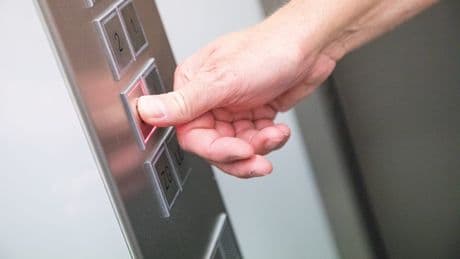 Feuerwehr muss mit Säge ran - Überladen! 12 Menschen im Aufzug gefangen