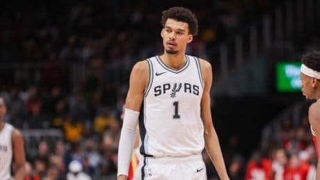 Victor Wembanyama, atteint d’une thrombose à l’épaule, pourrait ne plus jouer de la saison NBA