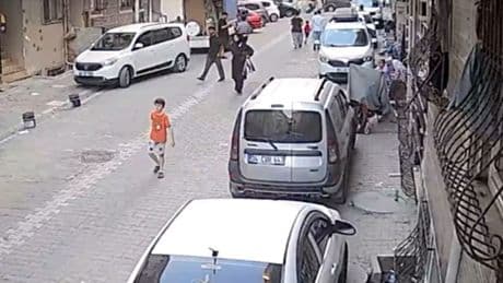 Yolda yürüyen kadın hırsızın hedefi oldu: Cebinden telefonu çalındı