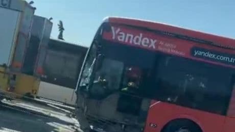 Arızalı metrobüsü çeken vinç kaza yaptı: 2 yaralı