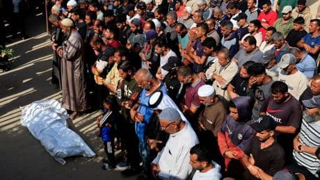 Tientallen mensen gedood bij aanval op menigte die hulp zocht in Rafah