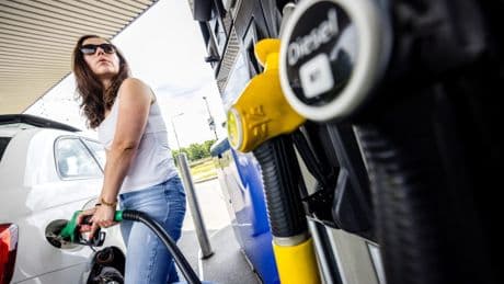Waarom tanken nu nóg goedkoper wordt