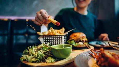 Krebs kann sich beim Essen bemerkbar machen – Experten warnen vor 6 Symptomen