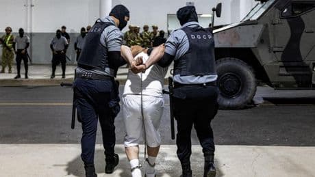La Corte Suprema de EEUU suspende de forma temporal la deportación de migrantes: "Se ordena no expulsar"