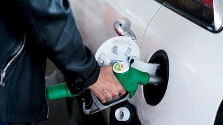 El diésel y la gasolina bajan en plena Semana Santa tras semanas de aumento
